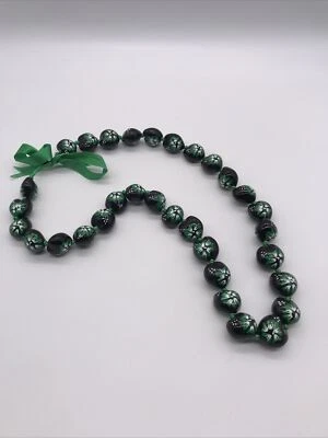 Trébol de cuatro hojas con cuentas decoradoras de nueces pintadas Foto 1 de 4