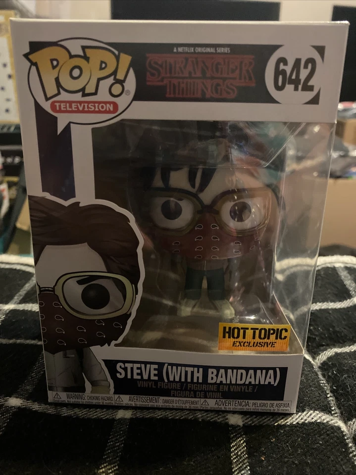 Figura Vinilo Steve con Bandana Stranger Things Pop 642 Hot Topic Foto 1 de 4