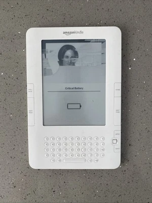 阅读! 亚马逊 Kindle 第 2 代 D00701 - 白色 - 不工作 - 屏幕冻结 — 第 1/4 张图片