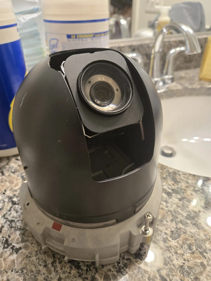 Pelco Dome Camera D6230L S/N: K180505 / Input: 24V ~ 1A - Black. Chip On Dome - Image 1 of 3