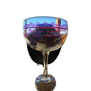 Novedad Copa de Vino de Gran Tamaño Mabels Whore House Rojo Púrpura Usado en Excelente Condición 10" Alto X 5.5" W - Imagen 1 de 8