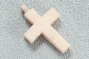 Vintage Cross Pendant Charm Carved Bone Bovine Religious Catholic Miniature - Foto 1 di 8