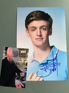 TIMUR BARTELS  'Club der roten Bänder' signed Foto 20x30 Autogramm + Foto - Bild 1 von 1