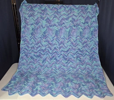 NUEVO Hecho a Mano Crochet Tiro Afgano 41”x 51” Diseño Chevron Azul, Púrpura Foto 1 de 2