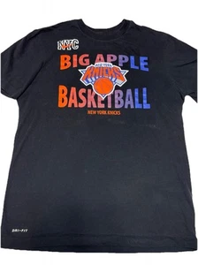T-Shirt New York Knicks Nike City Edition Story Logo Taglia M 2021 NBA Big Apple NY - Foto 1 di 6