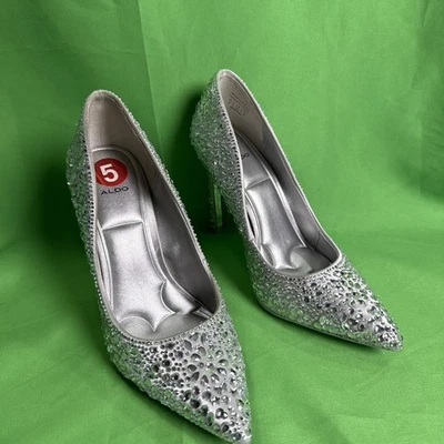 Disney x Aldo Tacones de aguja con punta puntiaguda para mujer Talla 5 Plata de estrás Foto 1 de 4