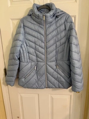 Chaqueta acolchada con capucha Michael Kors azul bebé Chevron talla L Foto 1 de 4