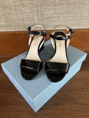 $690 PRADA CALZATURE DONNA CIPRIA COURO ENVERNIZADO SANDÁLIAS CUNHA PRETA SALTO 37 7 - Imagem 1 de 4