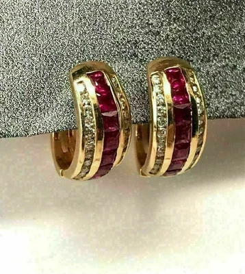 Aretes Huggie con aros de diamantes creados en laboratorio de 2,25 quilates en acabado de oro amarillo de 14 kt Foto 1 de 4
