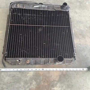 Radiador automático Ford Galaxie 1967 bloque pequeño C7AE-8005-H1 como nuevo - Imagen 1 de 9