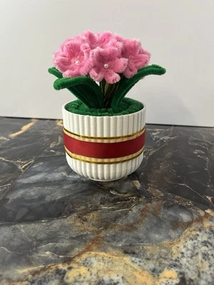 Ramo de flores rosadas hecho a mano en elegante maceta blanca - decoración ecológica Foto 1 de 4