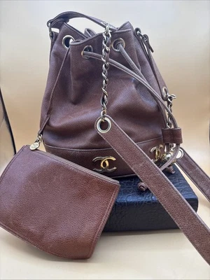 Bolso Cubo Vintage CHANEL con Cordón Logo Marrón Con Bolsa Foto 1 de 4