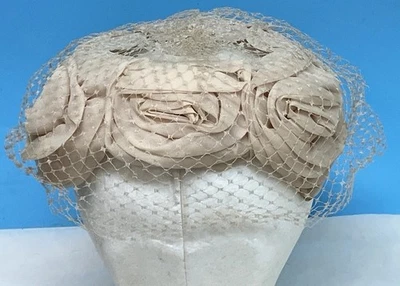 Dayle винтажный 1950-х годов женщины кремовый/слоновой кости цветочный таблетка шляпа W сетки Vail PO - Изображение 1 из 4