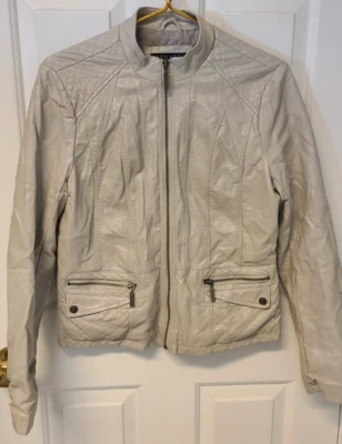 Chaqueta de moto Bernardo de cuero sintético para dama forrada en marfil ropa de calle mediana Foto 1 de 4