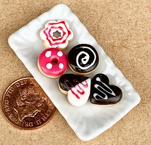 Maßstab 1:12 5 gemischte Mini Kuchen lose auf Keramikteller Puppenstube Miniatur 113 - Bild 1 von 1