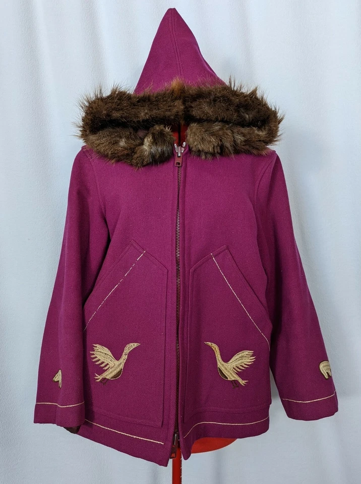 Chaqueta con capucha de piel bordada artesanal de Canadá esquimal de mediados de siglo de colección Foto 1 de 4