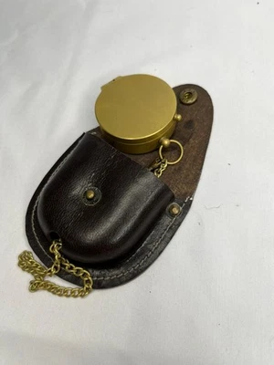 Brújula de bolsillo vintage de latón con estuche de cuero - náutica coleccionable con cadena Foto 1 de 4