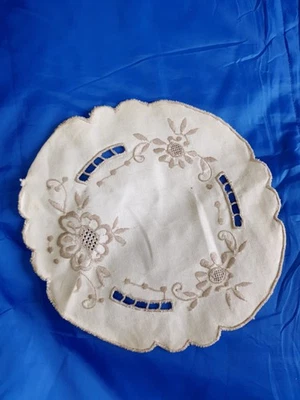 Napperon ancien - Lin - Rond - Brodé - Blanc et gris - Photo 1/2