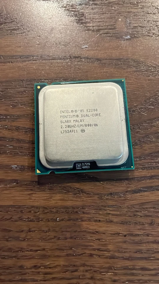 ntel Pentium E2200 SLA8X – 2.20 GHz / 1 MB Cache / 800 MHz / LGA775 – Usato - Immagine 1 di 1