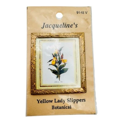 Zapatillas de dama con marco de pintura de flores botánicas en miniatura para casa de muñecas Jacqueline's Foto 1 de 4