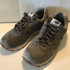 New Balance 574 verde militare tomaia interamente camoscio Mis 43 - Imagen 1 de 7