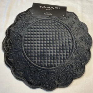 TAHARI TISCHSETS (4) GRÜN SAMT 15 ZOLL RUND 100 % POLYESTER NEU IN VERPACKUNG - Bild 1 von 2