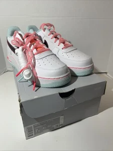 Nike Air Force 1 '07 LV8 GS 'White Atomic Pink' DD7709-100 Größe 7Y - Bild 1 von 9