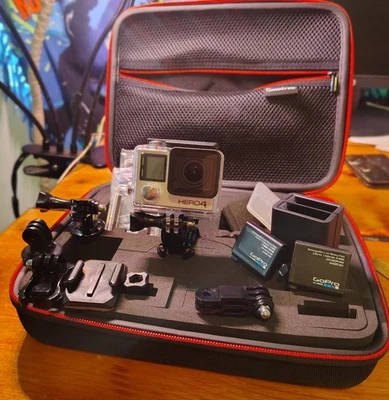 Cámara de acción GoPro HERO4 con estuche impermeable y accesorios Foto 1 de 4