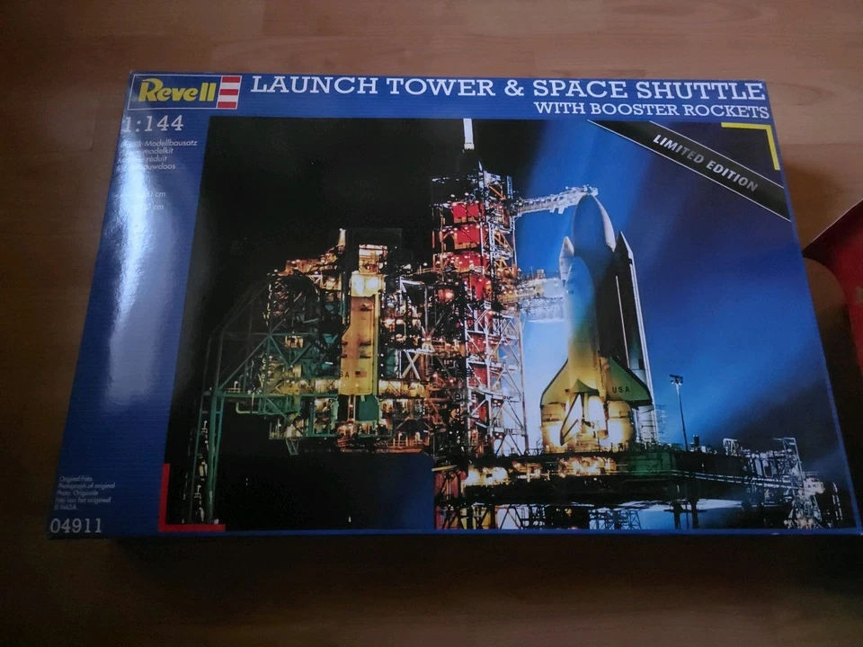 Revell 04911 Launch Tower & Space Shuttle with Booster Rockets 1:144 - Bild 1 von 1