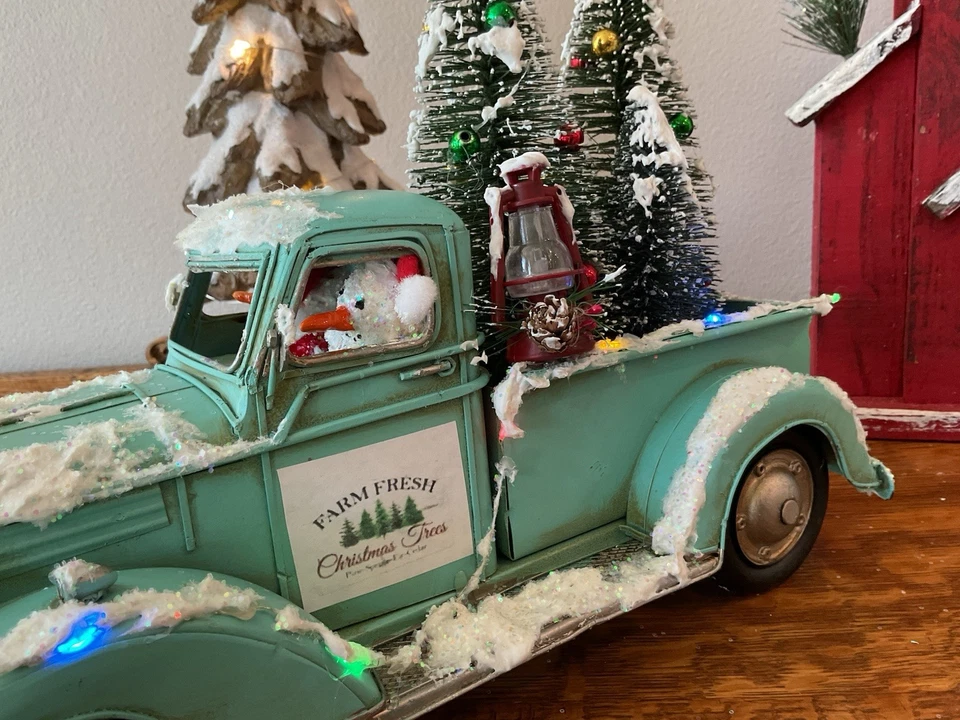 Camión- Camión de Navidad de metal azul con 2 muñecos de nieve árboles luces 13” X 5” Foto 1 de 4