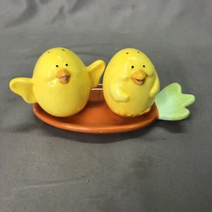 CERAMIC YELLOW CHICKS SALT & PEPPER SHAKERS WITH CERAMIC ORANGE CARROT TRAY - Picture 1 of 6