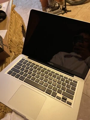 Laptop Apple MacBook Pro (500 GB, Intel Core i7, 2,4 GHz, 8 GB) - Plateada - A1286 Foto 1 de 4