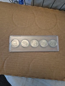 Original 1999 First 5 State Quarters Mint USA Philadelphia Sealed In Case - Bild 1 von 9