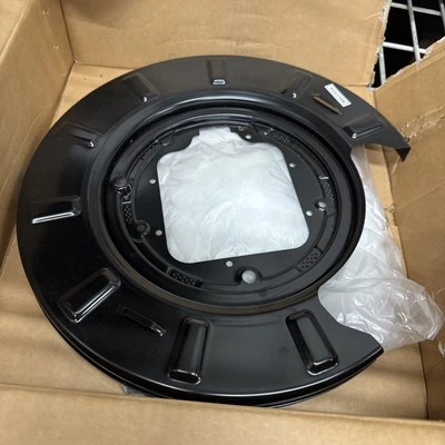 22775568 NEW GM OEM REAR BACKING PLATE CHEVROLET GMC CADILLAC B247 Foto 1 de 2