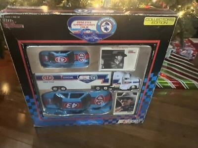 DE COLECCIÓN RARO RICHARD PETTY 1992 FAN APRECIATION TOUR SET JUEGO DE COCHES DE CARRERAS Foto 1 de 4