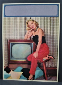 De colección Niña Rubia Nuevo Calendario de TV Estampado Artístico Titulado ""En el Haz"" Stock Antiguo - Imagen 1 de 1