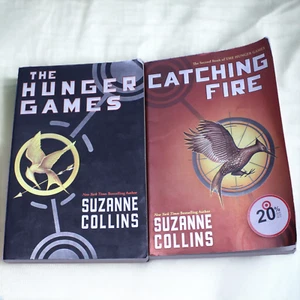 Lot of 2 Hunger Games Catching Fire Large Paperback Suzanne Collins - Imagen 1 de 10