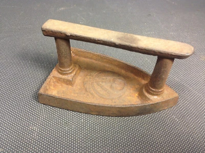 Ancien petit fer à repasser en fonte Manufacture de Saint Etienne ? déco vintage - Photo 1/4