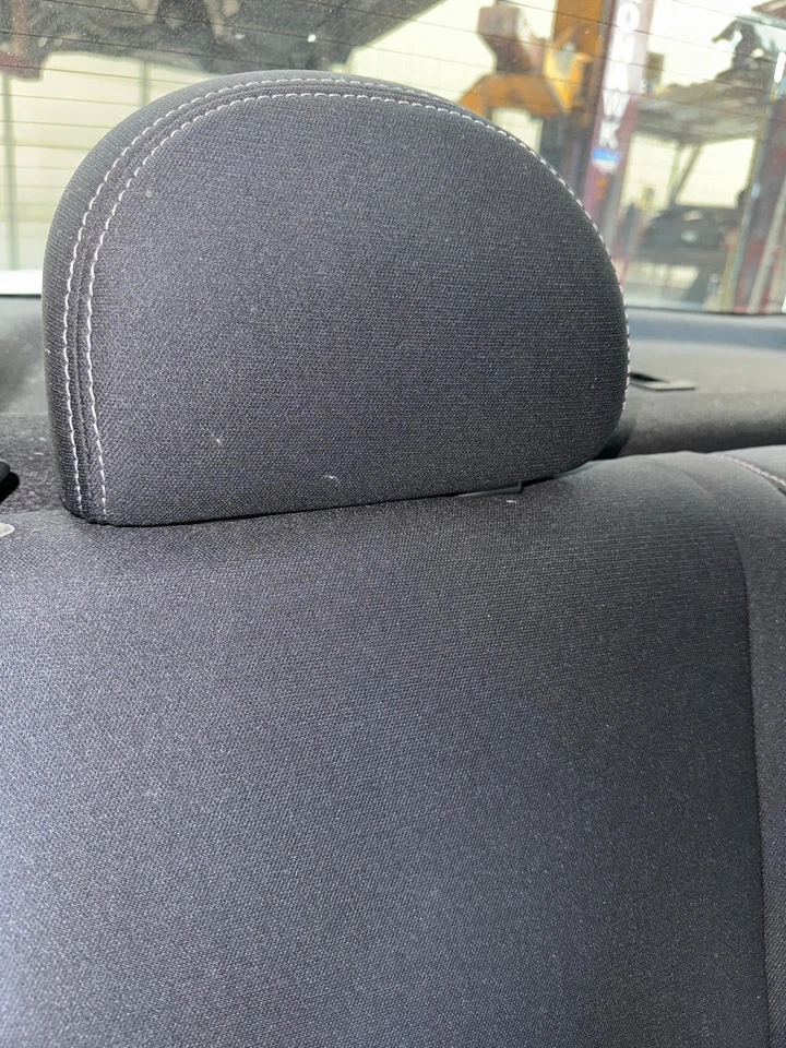 Encosto de cabeça direito 17 Nissan Versa - Imagem 1 de 1