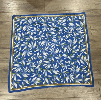 Cachecol 100% algodão vintage Banana Republic azul e branco padrão floral abstrato  - Imagem 1 de 4