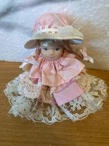 Miniatur Mädchen Puppe mit Zöpfen - Bild 1 von 6