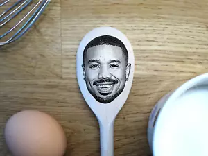 Michael B. Jordans Gesicht graviert auf einem Holzlöffel (30 cm) - Bild 1 von 2