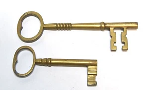 2 LARGE BRASS KEYS - Picture 1 of 4