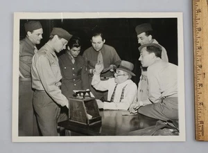 Vintage News Photo 1943 Broadway Producer John Golden & Servicemen in Production - Picture 1 of 2