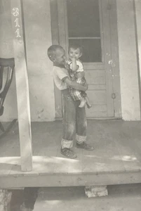 1953 Grande Fratello che tiene simpatico fratellino bambini fratelli foto orig P4s17 - Foto 1 di 24