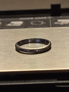 Alianza de boda antigua o de colección grabada en oro blanco de 18 quilates 1,77 g talla 5 - Imagen 1 de 7