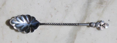 Антикварная серебряная ягодная ложка с витой ручкой в форме раковины - #B1 - Изображение 1 из 4
