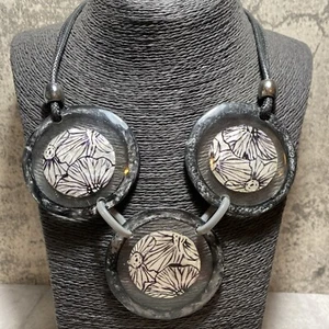RETRO Floral Plastic Disc Necklace Statement Kitsch Chunky Grey Black Shiny - Picture 1 of 7