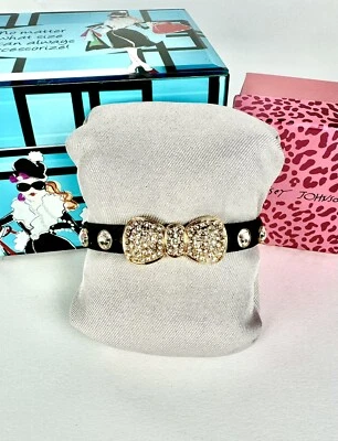 Pulsera de cuero Betsey Johnson estrás tono dorado estrás arco de cristal nueva Foto 1 de 4