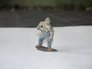 FIGURINE EN PLOMB FERME PAYSAN BEIGE ET BLEU AVEC PELLE ( CASSE) - Imagen 1 de 2